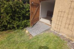 Pronájem zděné stavby a oplocené části zahrady – Rokycany